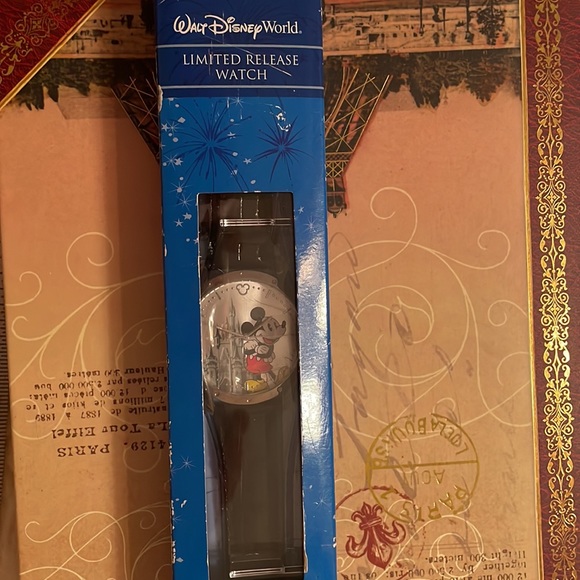 Men,s Limited Addition Micky Mouse Watch - Picture 6 of 6